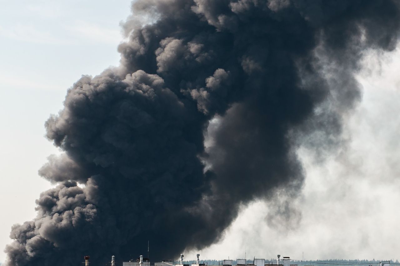 Großbrand im Seglerhafen: Feuerwehr löscht Boot in letzter Minute!