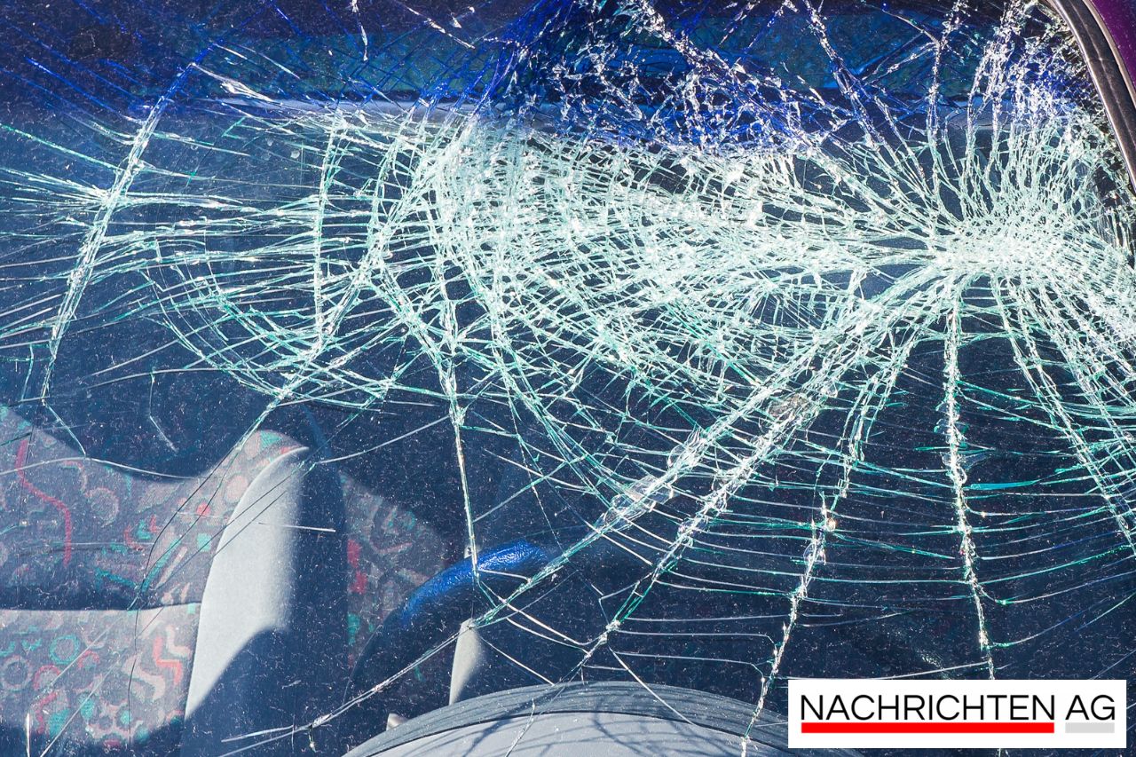 SCHOCK: Mazda überschlägt sich nach Lkw-Kollision auf der A81!