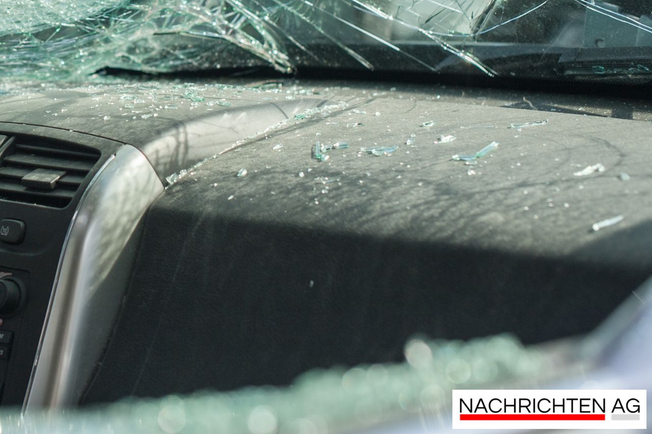 Schwerer Unfall auf der B14: Drei Fahrzeuge, hoher Schaden und Verletzte!